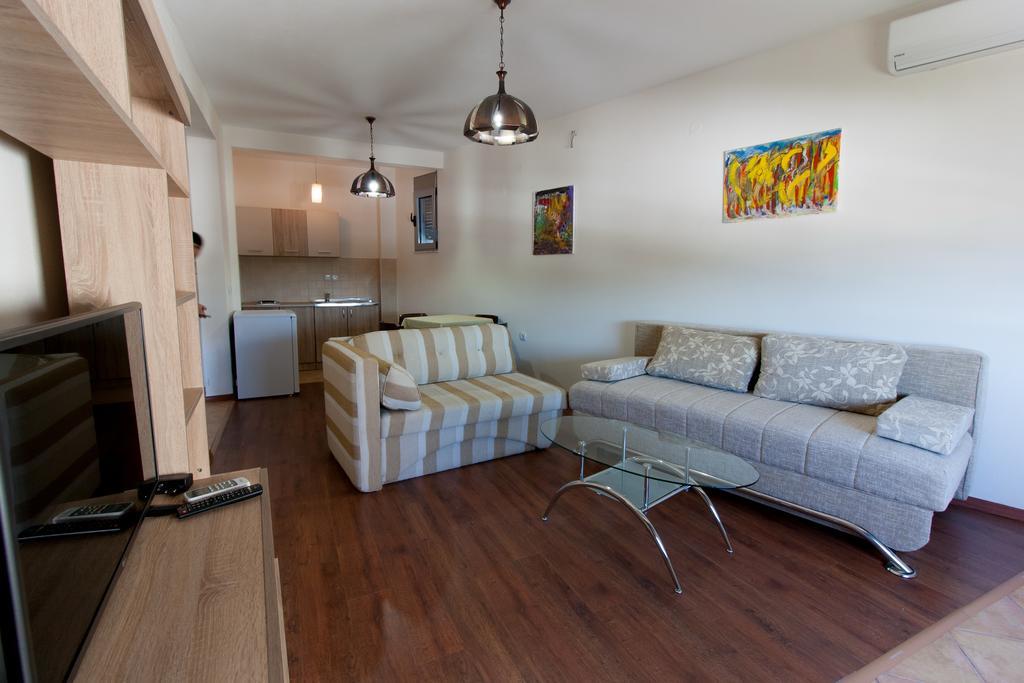 Art I Apartments Улцин Екстериор снимка